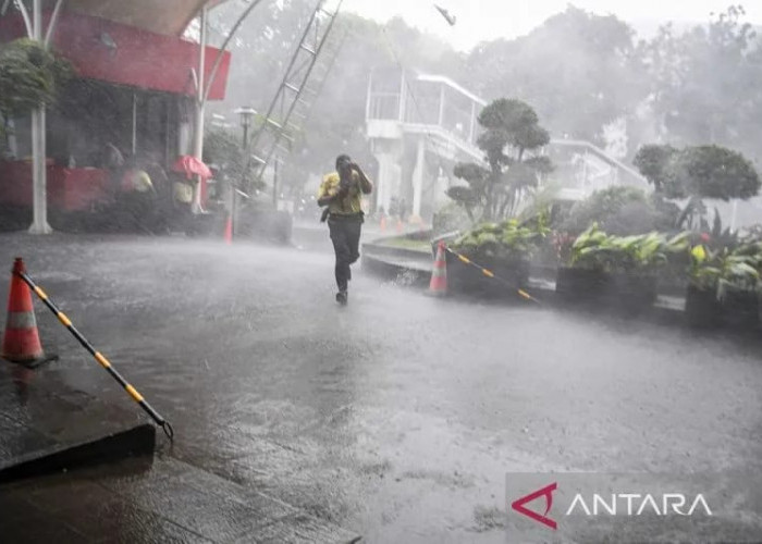 BMKG Waspada Hujan Disertai Kilat-Angin di Mayoritas Kota Besar RI