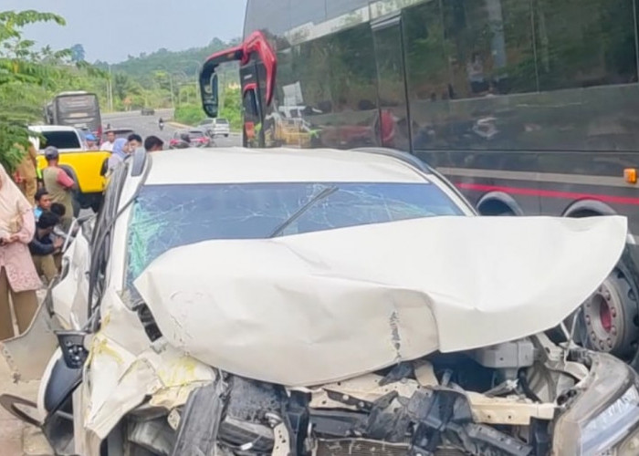Pecah Ban, Bus PO Al Hijrah Tabrak Dua Mobil Sedang Parkir di Jalan Lintas Depan Kantor Bupati Tebo
