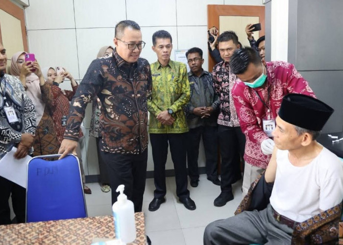 Wako Alfin Pantau Vaksinasi Jamaah Calon Haji Titip Pesan Jaga Kesehatan