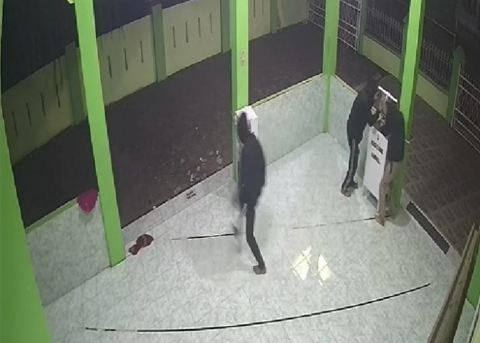 Mencuri Kotak Amal Masjid, Tiga Pelaku Terekam CCTV