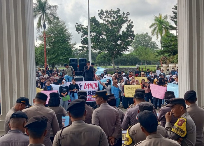 DPRD Provinsi Jambi Digeruduk Ribuan Massa Aliansi Masyarakat Jambi, Minta Program MBG Dilanjutkan 