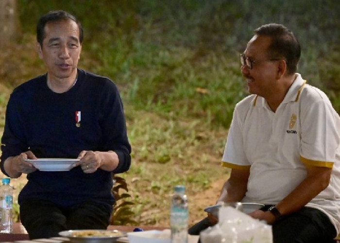 Menikmati Malam di IKN, Presiden Jokowi Santap Nasi Goreng