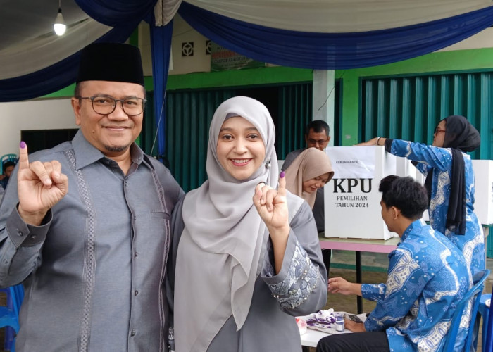 Romantis! Dr.Maulana Bersama Istri Menyalurkan Suara di TPS 01,Ajak Warga Jambi Tentukan Masa Depan Kota Jambi