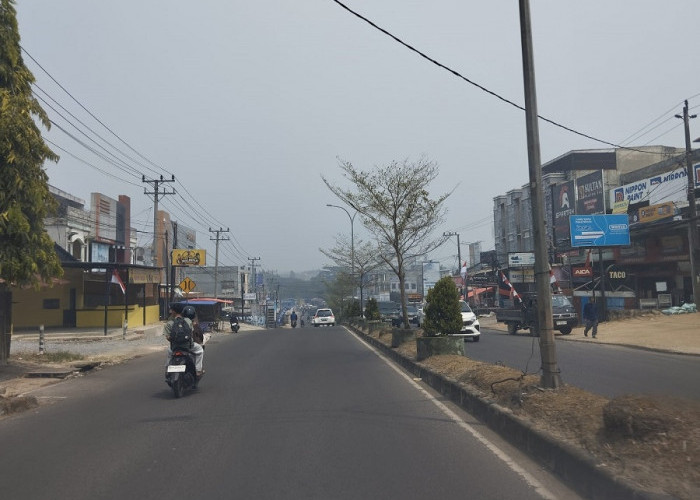 Mendadak Kota Jambi Diselimuti Kabut Asap Pekat, Warga Mengeluh Sesak Bernapas