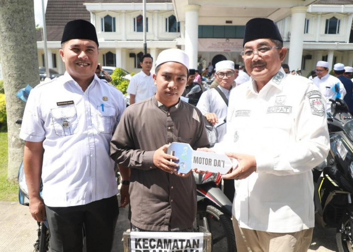 Bupati Tanjung Jabung Barat Serahkan 59 Motor Dinas bagi Da’i Desa dan Kelurahan