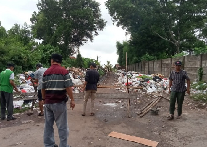 Sampah di Kota Jambi Menuai Sorotan, Bau Busuk Menyengat, Jalan Warga Tertutup 