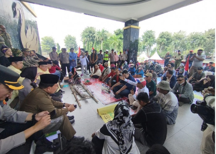 Warga Bawa Pocong dan Ancam Blokir Pertamina