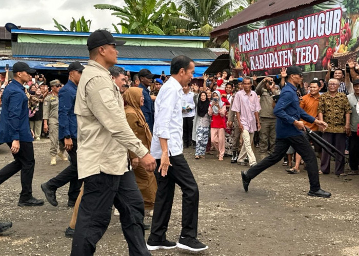 Kunjungi Pasar Tanjung Bungur, Warga Tebo Antusias Ingin Bertemu Presiden Jokowi