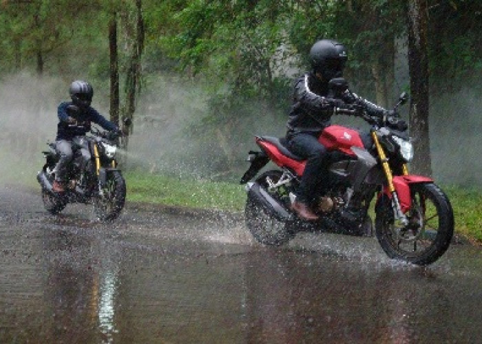 Jambi Diguyur Hujan, Sinsen Berbagi Tips Berkendara yang Aman 