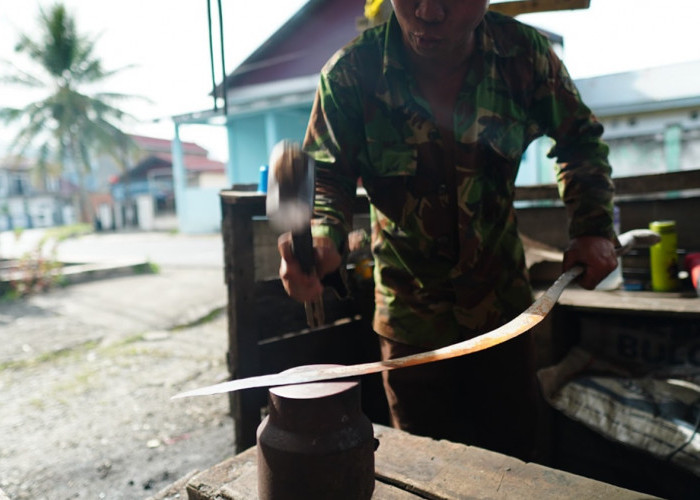 Penempaan Besi Tradisional: Perjuangan Tiga Dekade dari Koto Padang