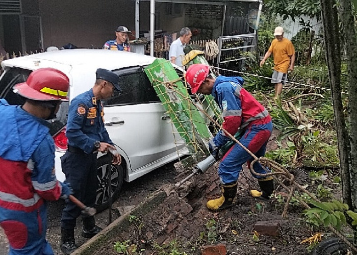 Lebaran Berujung Petaka! Mobil Warga Jambi Tertimpa Pagar Roboh Usai Hujan Deras