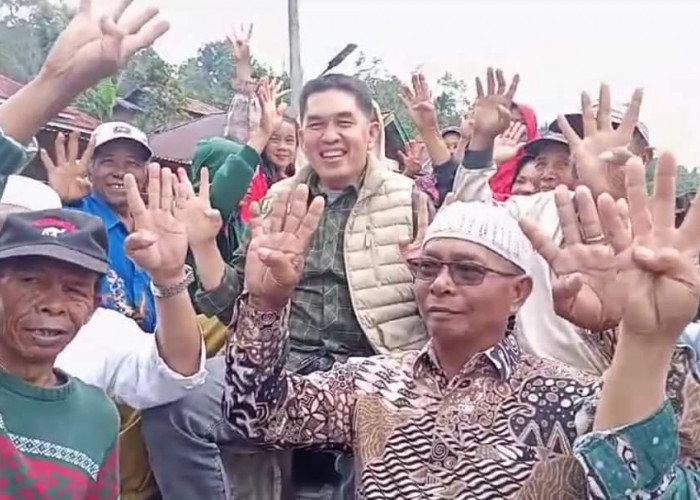 Blusukan di Pasar Selampaung Pedagang dan warga Sampaikan Harapan ke Deri-Aswanto