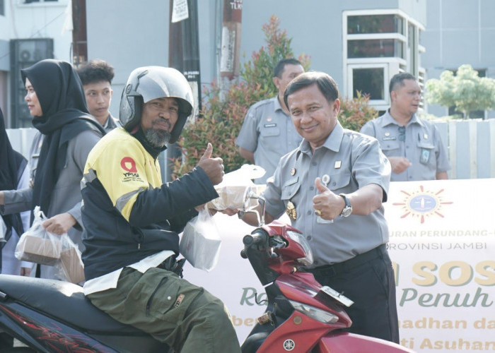 Wujud Kepedulian di Bulan Suci Ramadhan, Kanwil Kemenkum Jambi Berbagi Takjil kepada Masyarakat