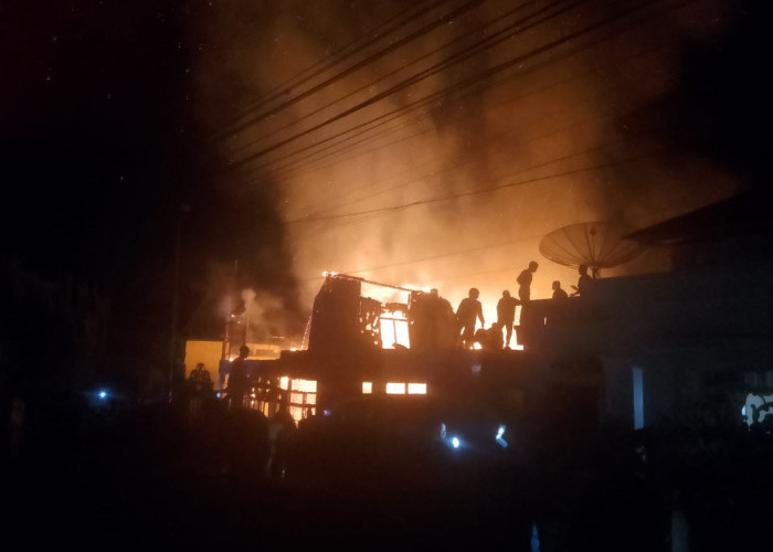 5 Armada Damkar Diterjunkan, Kebakaran Rumah Ortu Eks Pj Bupati Kerinci 