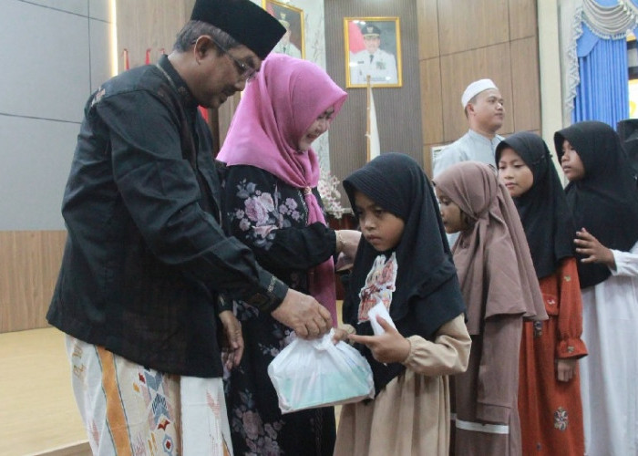 Peringati Hari Asyura, Bupati Anwar Sadat dan Hj. Fadhilah Sadat Santuni Anak Yatim