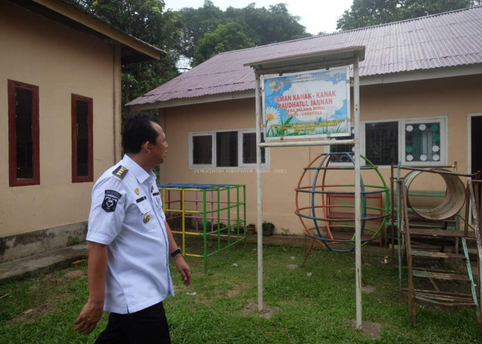 Bupati Muaro Jambi Tinjau Pembangunan Aula Kantor Desa Talang Duku dan Sekolah Taman Kanak-Kanak