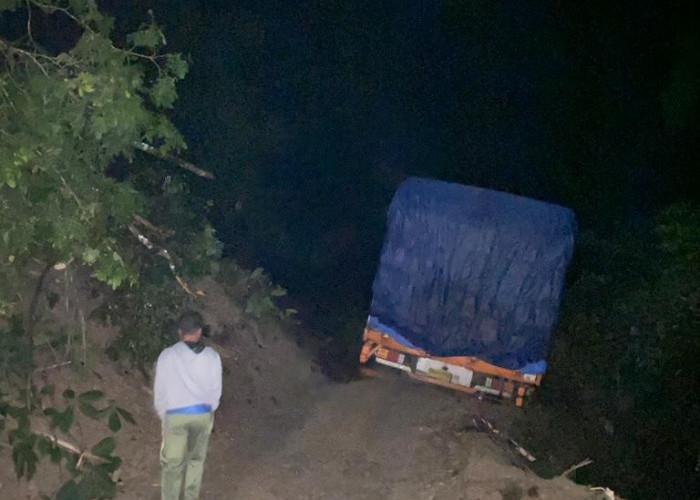 Tertimbun Longsor Jalan Sungaipenuh-Tapan Lumpuh 