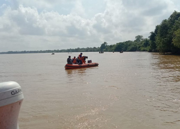 Kapal Bermuatan Bibit Sawit Tenggelam di Rantau Rasau Dua ABK Belum Ditemukan