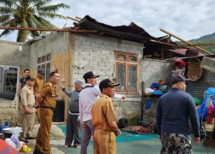 Puluhan Rumah Dihantam Angin Puting Beliung di Kerinci