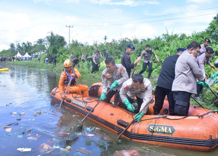 Bersihkan Aliran Sungai di Kuala Tungkal, Kapolda Ajak Masyarakat Jaga Lingkungan 