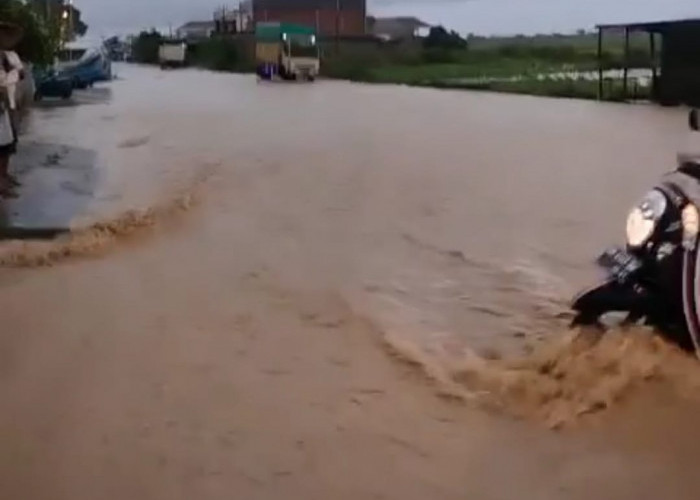 BREAKING NEWS: Banjir Parah di Sungai Penuh, Ada Kendaraan Terbawa Arus