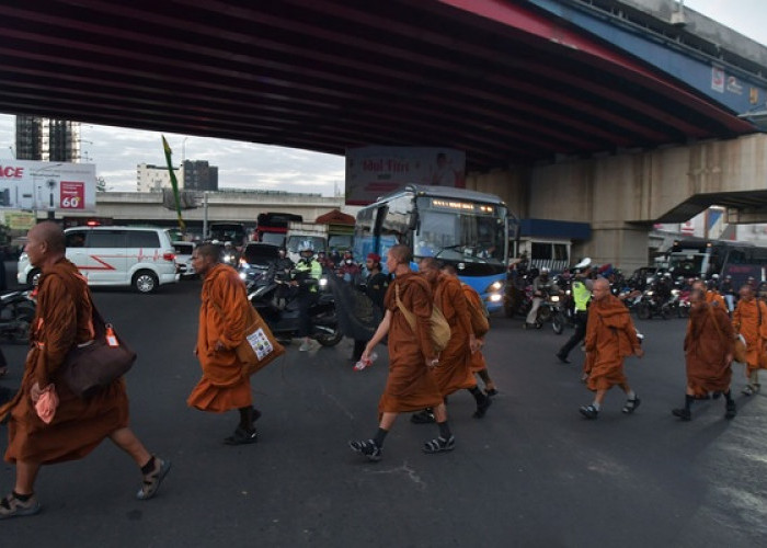 Merayakan Waisak 32 Biksu Jalan Kaki Dari Thailand Ke Candi Borubudur