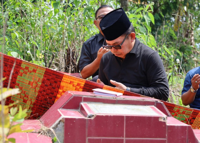 Sebelum Daftar KPU, Bacawako Ahmadi Ziarahi Makam Sang Ayah