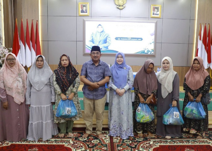 Ketua TP PKK Tanjab Barat Hj. Fadhilah Sadat Berbagi Santunan dan Sembako di Hari Jadinya yang ke-50