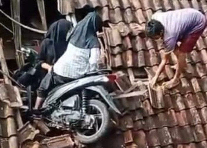 Penyebab 2 Remaja 'Terbang' ke Atas Atap Genteng Saat Naik Sepeda Motor