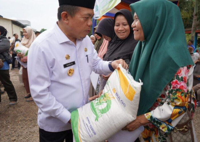 Salurkan Bantuan Pangan, Al Haris: Sangat Membantu Kendalikan Inflasi dan Pasca Bencana