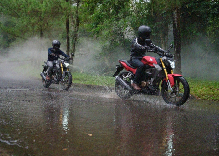 Berkendara Motor saat Hujan, Waspada Bahaya Aquaplanning 