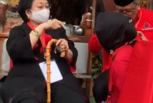 Pasca Videonya Viral, Megawati Terlihat Makan Bakso di Samping Gerobaknya Langsung