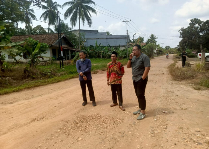 Terkait Jalan Rusak di Desa Talang Belido, Kadis PUPR Janjikan Perbaikan Secara Bertahap