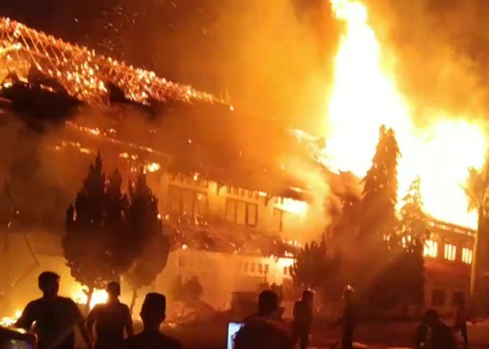 BREAKING NEWS!! Kebakaran Hebat Eks Kantor Bupati Kerinci di Sungai Penuh 