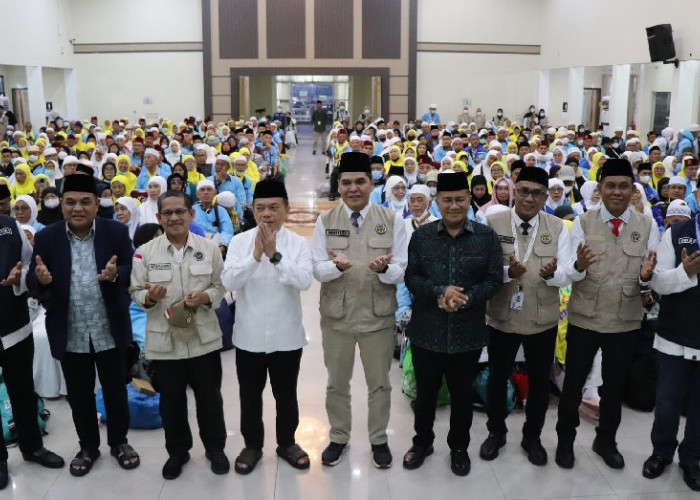 Kelakar Gubernur Al Haris Sambut Kloter BTH 13 Jambi: Berangkat 1447 Balik 1448, Setahun di Makkah