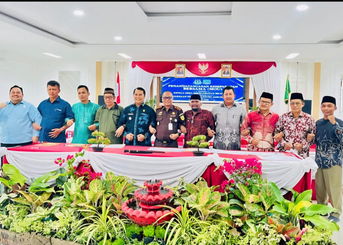 Kejari Tanjab Barat Tanda Tangani MoU dengan Kades se-Kecamatan Bram Itam