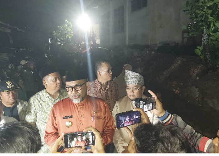 Pjs Gubernur Sudirman Sambangi Rumah Duka Korban Reruntuhan Tembok SMKN1, Pemprov Akan Teliti Kondisi Tembok