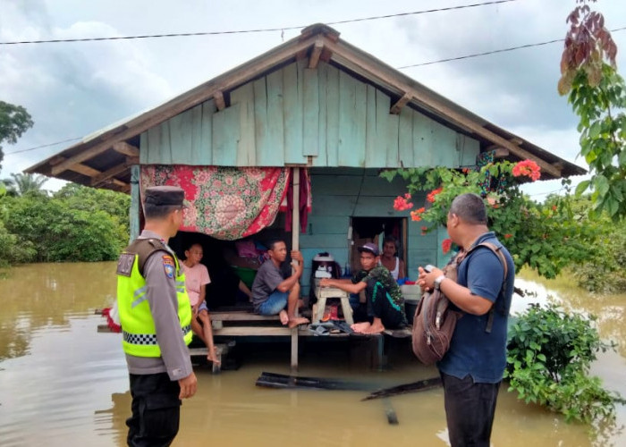 Banjir Rendam Ratusan Rumah Warga Muaro Jambi, Warga Dirikan Tenda Darurat di Jalan
