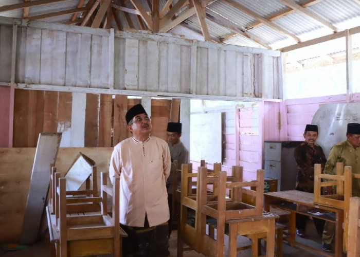 Prihatin Kondisi Madrasah Syuhada Ul Iman, Bupati Tanjab Barat Serahkan Bantuan Rp15 Juta