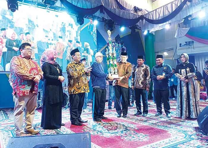 Terima Piala Bergilir PKM III PTKIN se-Sumatra dan PTI se-Asia Tenggara