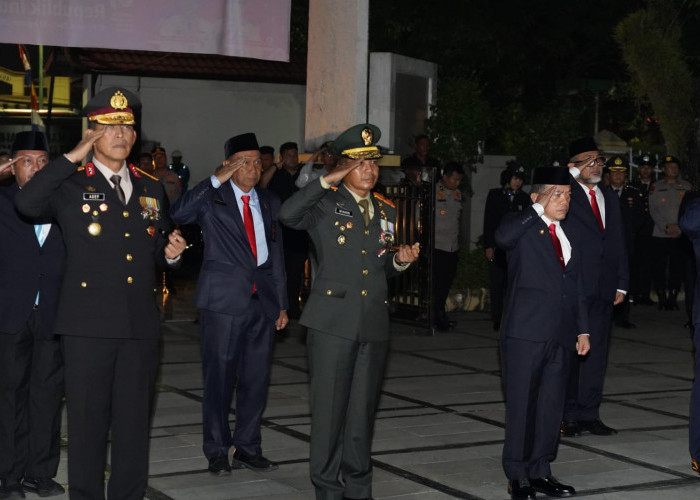 Danrem 042/Gapu Hadiri Upacara Renungan Suci di TMP Satria Bhakti