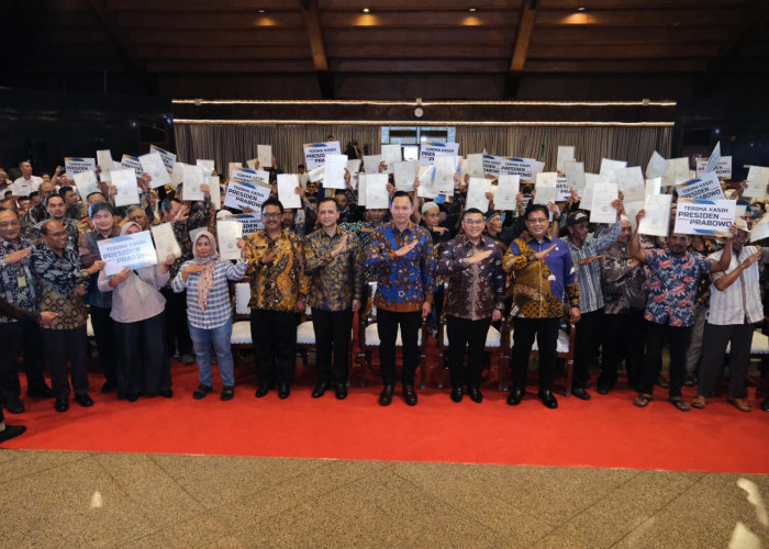 Pemerintah Serahkan 1.120 Sertipikat Tanah untuk Transmigran di Sukabumi, Wamen Ossy: Ini Pengakuan Negara