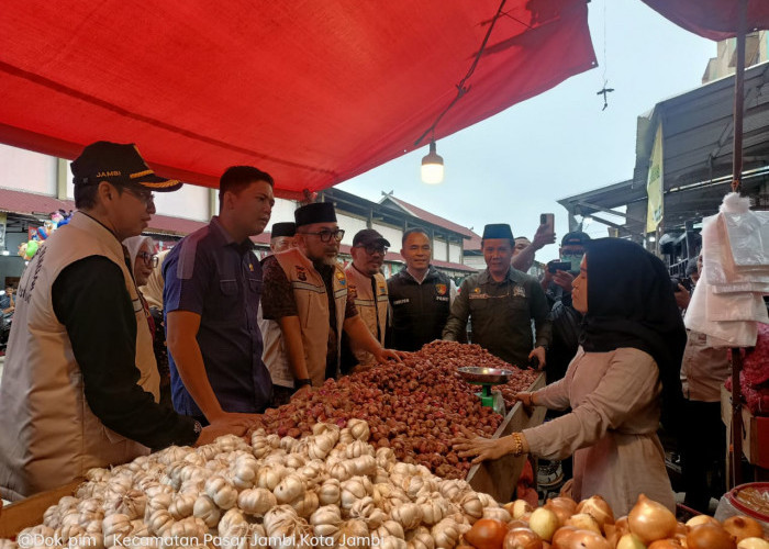 Sidak ke Pasar Angso Duo, Sekda Sudirman Pastikan Sembako Tersedia dan Terjangkau Jelang Puasa dan Lebaran