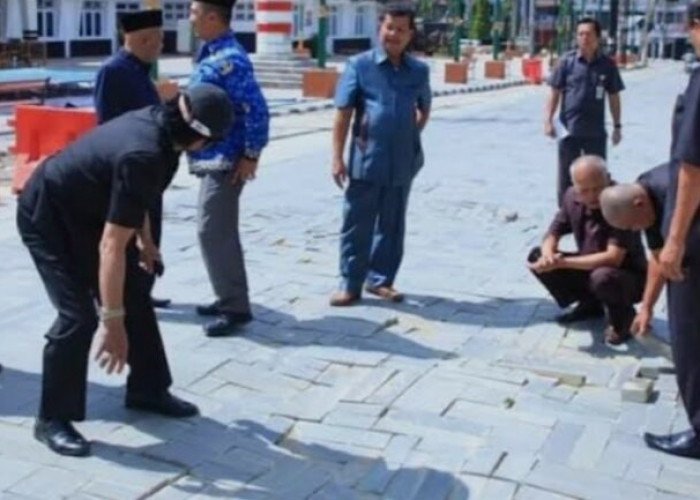 Jalan Andesit Rp900 Juta di Pusat Sungai Penuh Rusak Parah