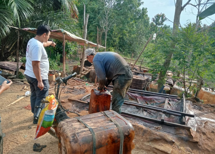 Polisi Rusak Puluhan Titik Sumur Minyak Tanpa Izin di Hutan Harapan Batas Jambi - Sumsel