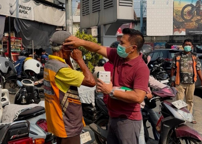 Lagi, H. Achmad Sarwani Kembali Bagikan Masker Gratis Kepada Warga Jambi Antisipasi ISPU ISPA Meningkat