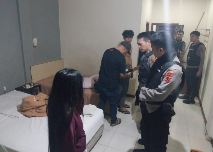 Polisi Amankan Dua Pria Mucikari saat Razia di Kamar Hotel