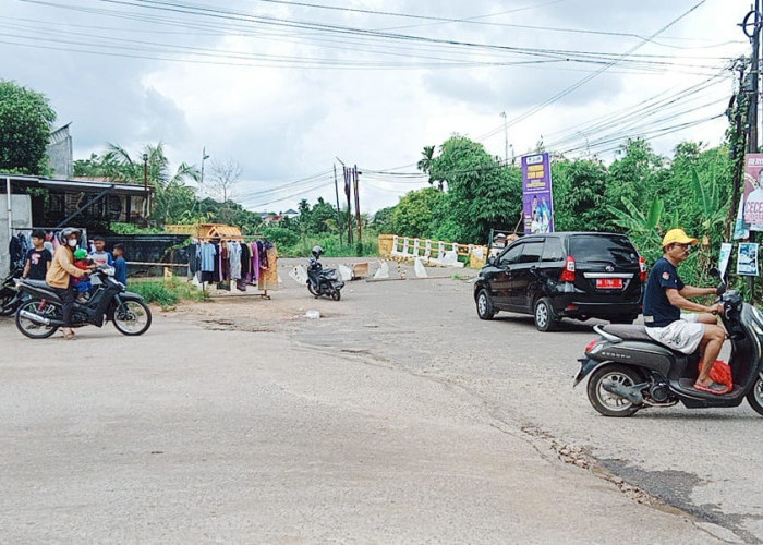 Nyaris Roboh, Jembatan Sari Bakti Kini Ditutup. 