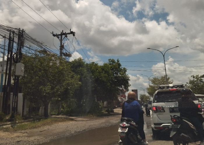 Lobang Dalam dan Tergenang di Jalan Pattimura Sering Picu Kecelakaan, Berharap Pemprov Lakukan Perbaikan