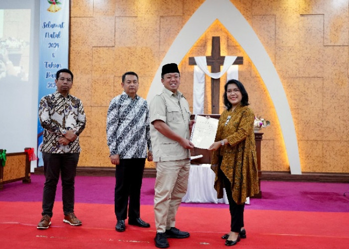 Jelang Perayaan Natal Menteri Nusron Serahkan Sertipikat untuk Gereja yang Berdiri sejak 1968